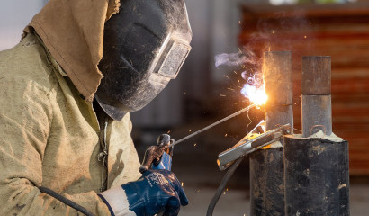 Двух сварщиков затянуло в конвейер лесопилки в Ефимовском