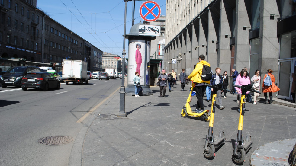 В России стали ограничивать парковку электросамокатов
