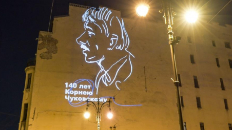 На петербургских фасадах засветится Чуковский