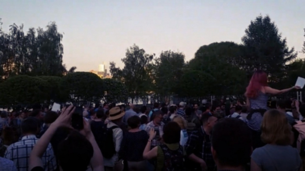В Екатеринбурге сотни защитников парка окружили палатку сотрудников Росгвардии