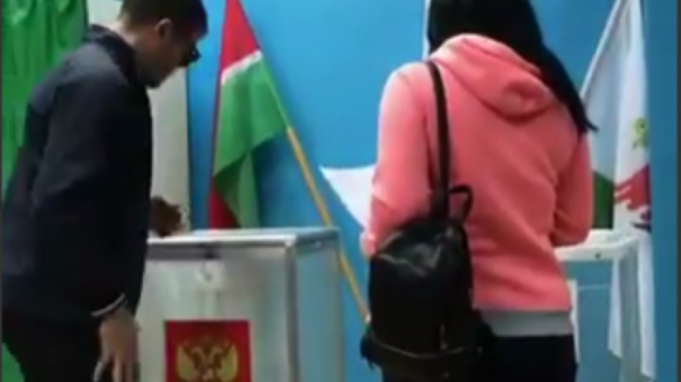 В Казани очевидцы сняли на видео вброс бюллетеней на выборах