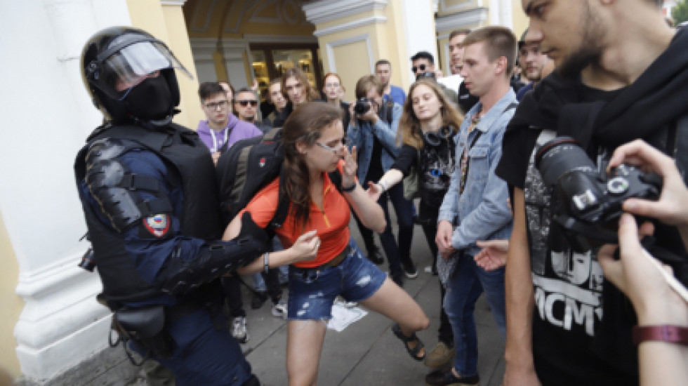 ОМОН хватает у Гостиного Двора пикетчиков, журналистов и прохожих