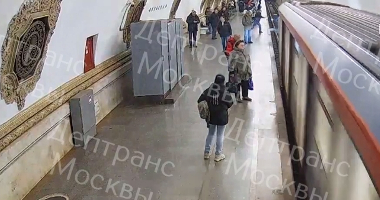 Мужчина толкнул под поезд. Станция метро. Поезд метро. Станции Московского метро. Подростка столкнули в метро.