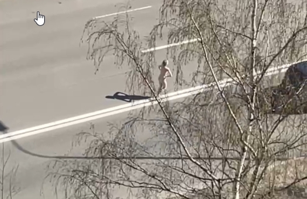 Голые На Улице Не Робеют От Взоров Посторонних