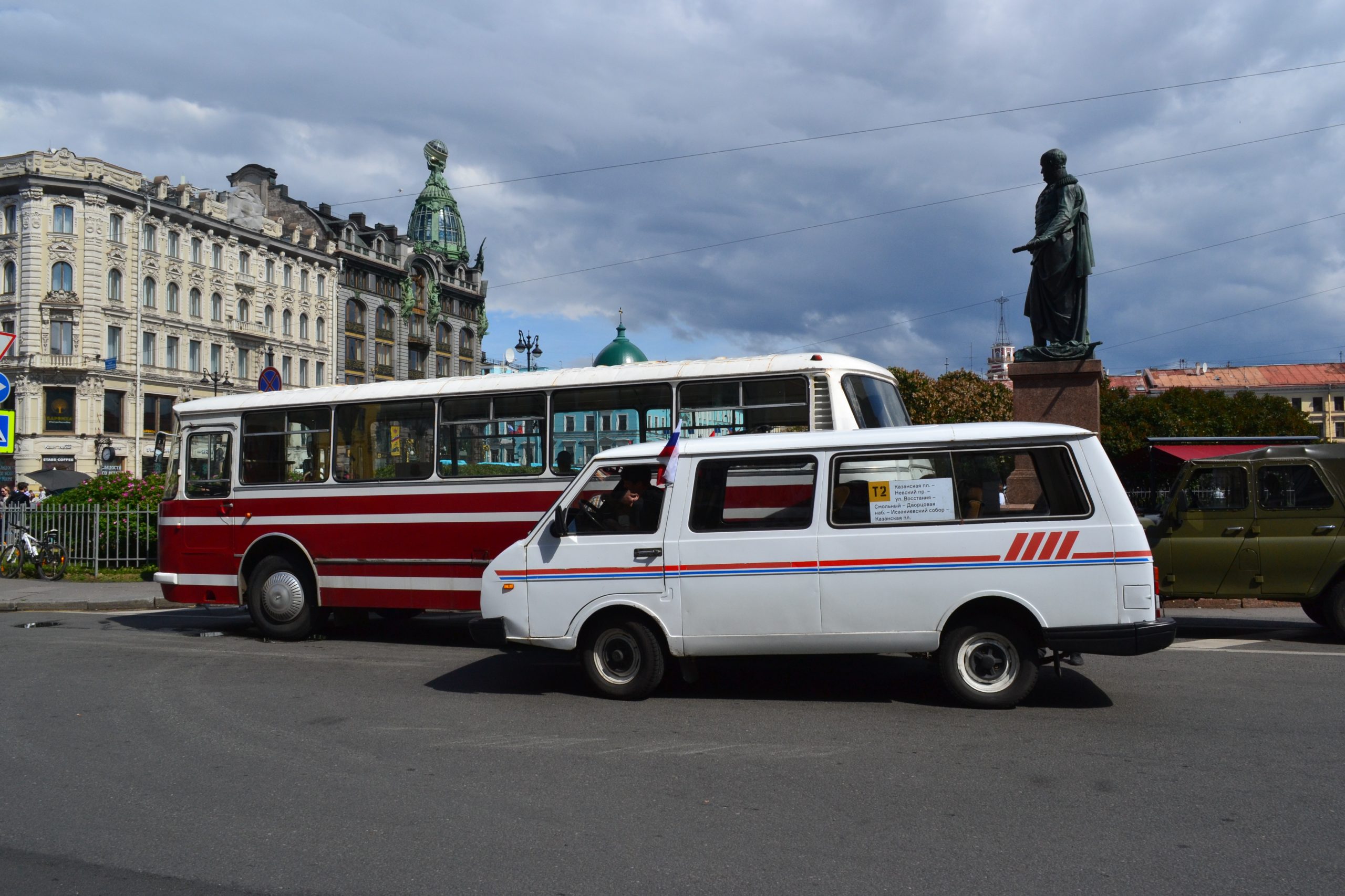 В центре Петербурга попали в аварию советские машины: фото - «Курьер Медиа»